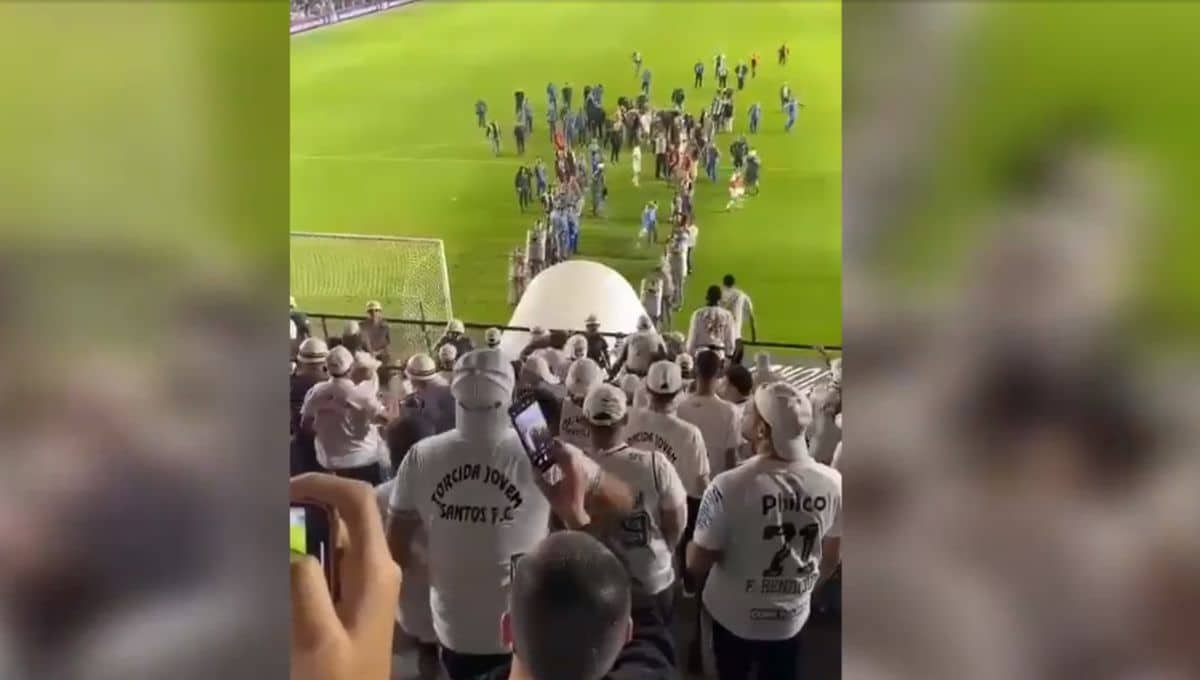 Torcida do Santos arremessando objetos no gramado da Vila Belmiro (foto: Reprodução/Redes Sociais)