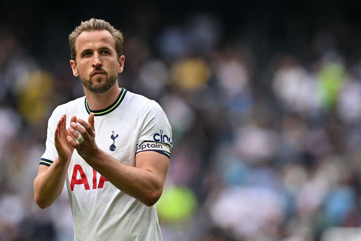 Harry Kane aplaude torcedores do Tottenham (foto: Glyn KIRK / AFP)