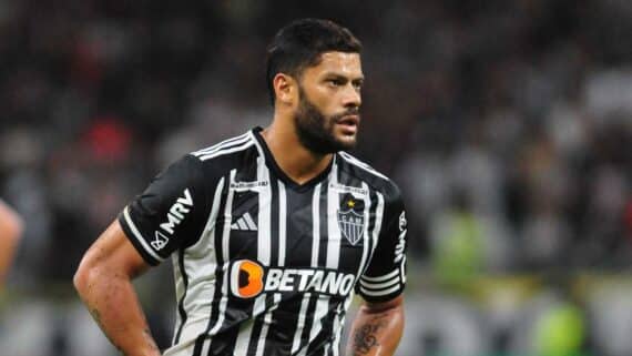 Hulk com as mãos na cintura durante jogo do Atlético-MG (foto: Ramon Lisboa/EM/D.A Press)