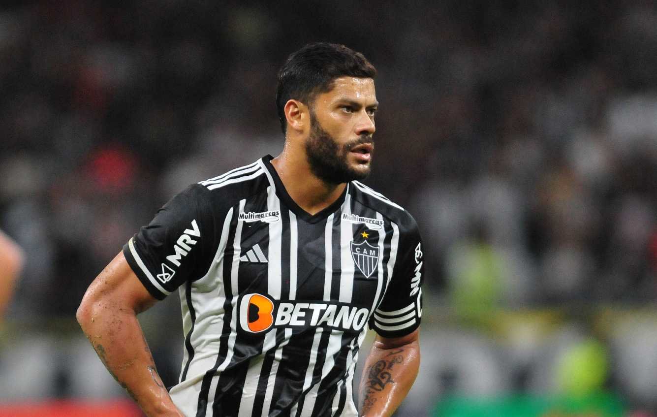 Hulk com as mãos na cintura durante jogo do Atlético-MG (foto: Ramon Lisboa/EM/D.A Press)
