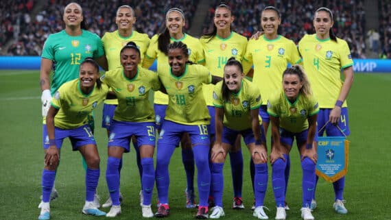Seleção Brasileira Feminina antes da decisão da Finalíssima (foto: ADRIAN DENNIS / AFP)