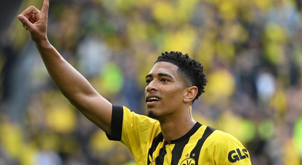 O meio-campista inglês do Dortmund, Jude Bellingham, comemora após marcar o gol de 2 a 0 durante a partida de futebol da primeira divisão alemã da Bundesliga entre o BVB Borussia Dortmund e o Borussia Moenchengladbach em Dortmund, oeste da Alemanha, em 13 de maio de 2023. O adolescente inglês Jude Bellingham se mudará do Borussia Dortmund para o Real Madrid por uma verba superior a 100 milhões de euros (US$ 107 milhões), anunciou o lado alemão em 7 de junho de 2023. (foto: INA FASSBENDER / AFP)