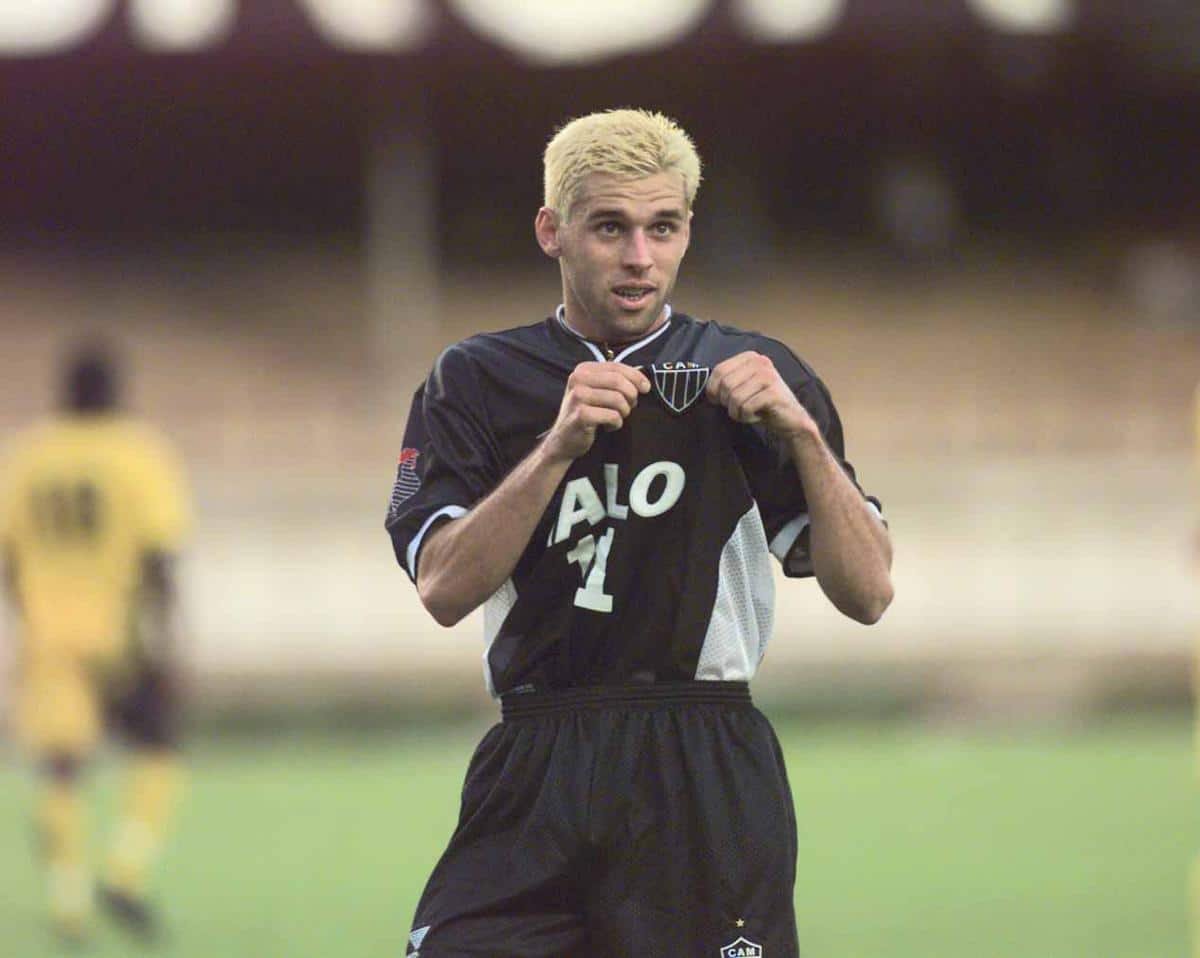 Lincoln comemora gol com a camisa do Atlético-MG (foto: Jair Amaral/Estado de Minas)