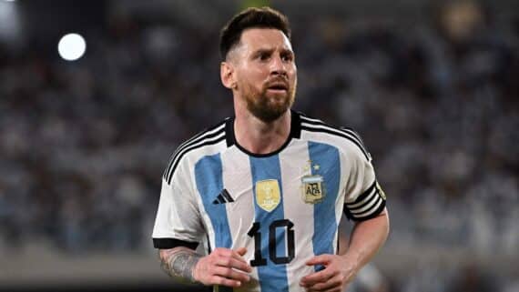 O atacante argentino Lionel Messi gesticula durante o amistoso entre Argentina e Panamá, no estádio Monumental, em Buenos Aires, em 23 de março de 2023 (foto: Luis ROBAYO / AFP)