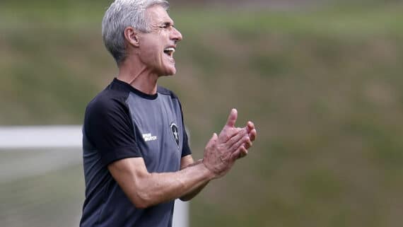 Técnico do Botafogo, Luís Castro bate palmas e grita (foto: Vítor Silva/Botafogo)