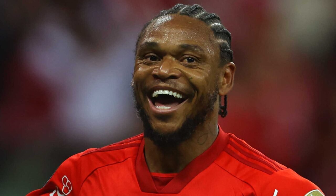 Luiz Adriano sorri ao comemorar gol do Inter (foto: Silvio Avila/AFP)