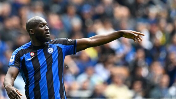 Lukaku em jogo do Campeonato Italiano pela Internazionale (foto: GABRIEL BOUYS / AFP)