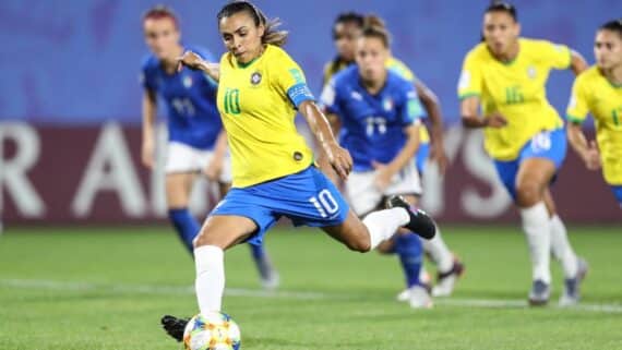 Marta marca gol e pênalti no Mundial Feminino (foto: Rener Pinheiro / MoWA Press)