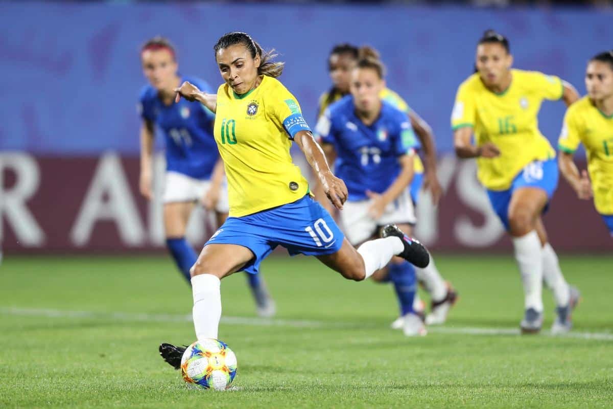 Marta marca gol e pênalti no Mundial Feminino (foto: Rener Pinheiro / MoWA Press)