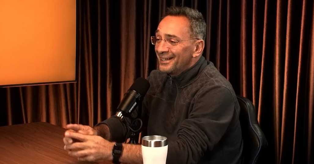 Maurício Noriega sorri enquanto participa de podcast (foto: Reprodução/Deu Zebra Cast)