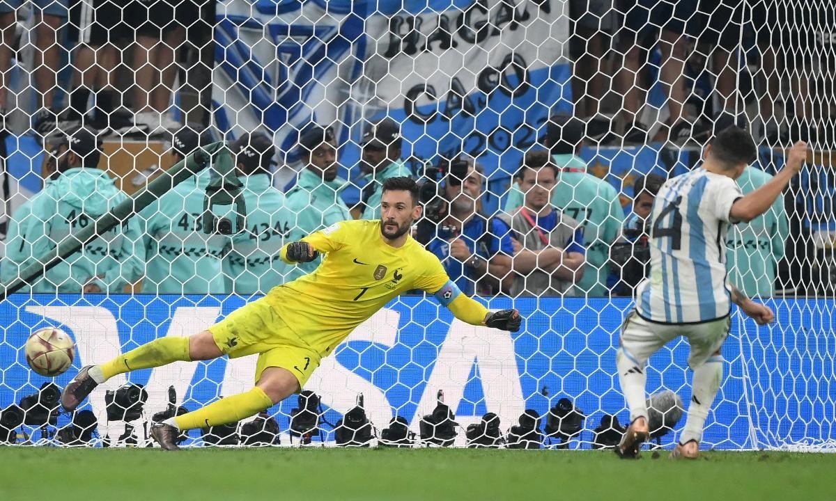 Montiel fez o gol de pênalti que deu o título da Copa do Mundo de 2022 para a Argentina, contra a França (foto: FRANCK FIFE/AFP)