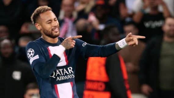 Neymar comemora gol pelo PSG (foto: Geoffroy VAN DER HASSELT / AFP)