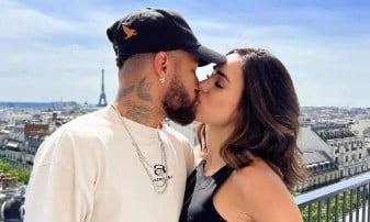Neymar beija a namorada Bruna Biancardi em Paris, com a Torre Eiffel ao fundo. (foto: Instagram/Reprodução)