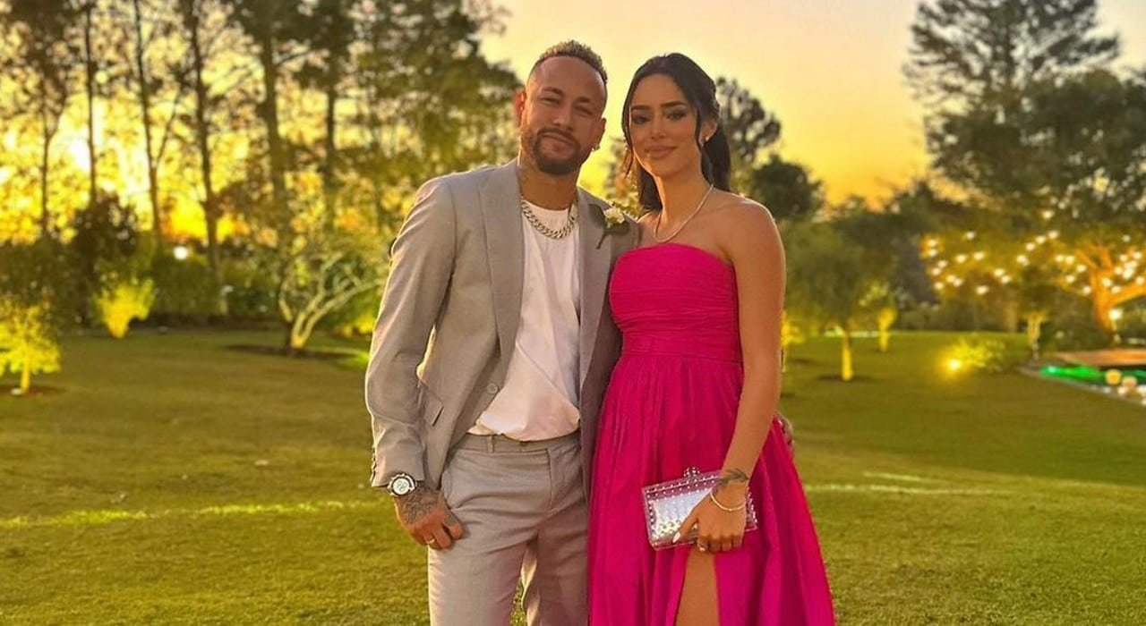 Neymar e Bruna Biancardi posam para foto (foto: Reprodução / Instagram)
