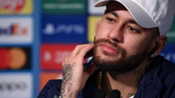 Nesta foto, tirada em 13 de fevereiro de 2023, o atacante Neymar participa de uma coletiva de imprensa no estádio Parc des Princes, em Paris. (foto: FRANCK FIFE / AFP)