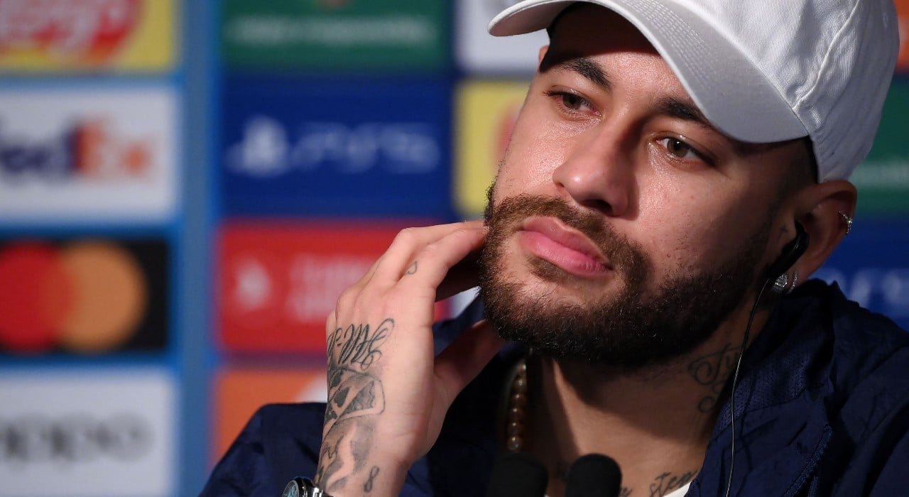 Nesta foto, tirada em 13 de fevereiro de 2023, o atacante Neymar participa de uma coletiva de imprensa no estádio Parc des Princes, em Paris. (foto: FRANCK FIFE / AFP)