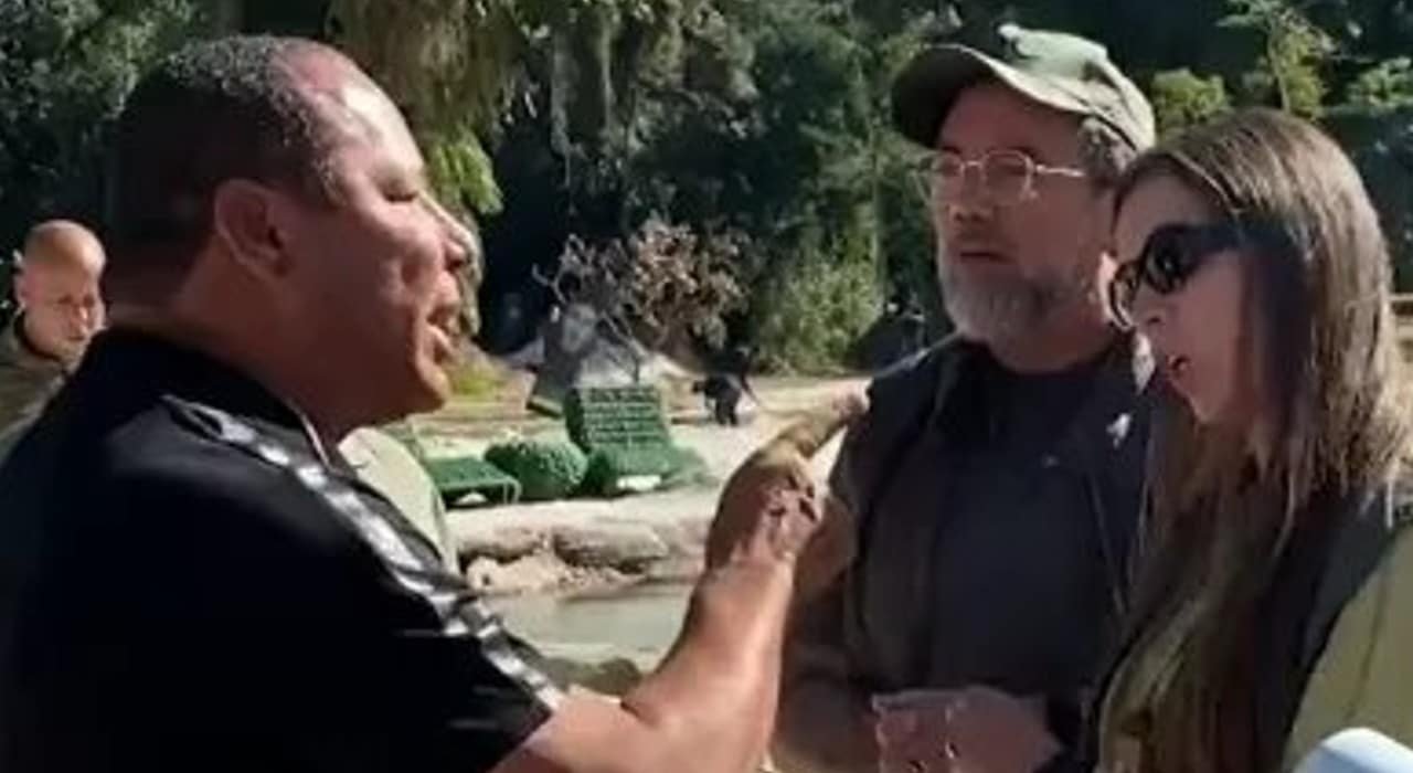 Neymar Santos, discutindo com a secretária do Meio Ambiente de Mangaratiba (foto: Reprodução / Twitter)