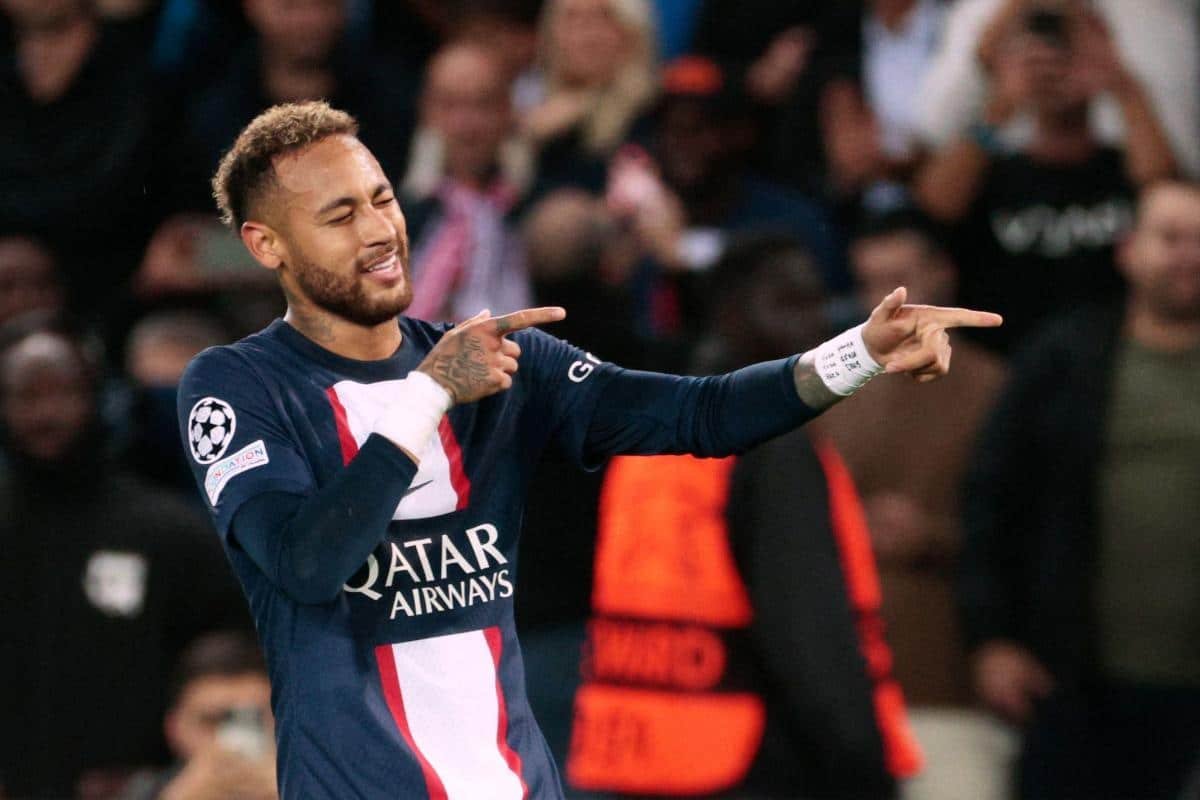 Neymar comemora gol pelo PSG (foto: Geoffroy VAN DER HASSELT / AFP)