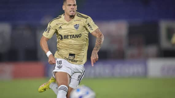 Paulinho corre durante jogo do Atlético-MG (foto: Pedro Souza/Atlético-MG)