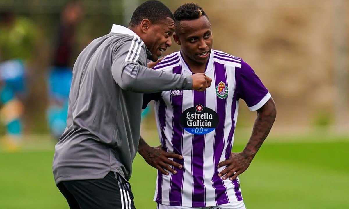 Júlio Baptista orienta Paulo Vitor em jogo do Valladolid B (foto: Divulgação/Valladolid)
