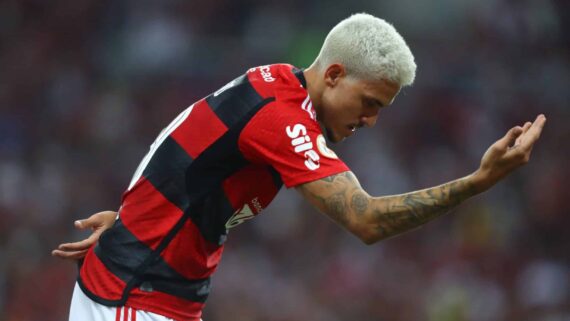 Atacante Pedro, do Flamengo, faz sinal de reverência (foto: Gilvan de Souza/Flamengo)