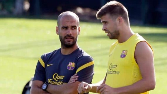 Guardiola e Piqué conversam durante treino do Barcelona (foto:  Albert Gea/Reuters - 19/07/11)