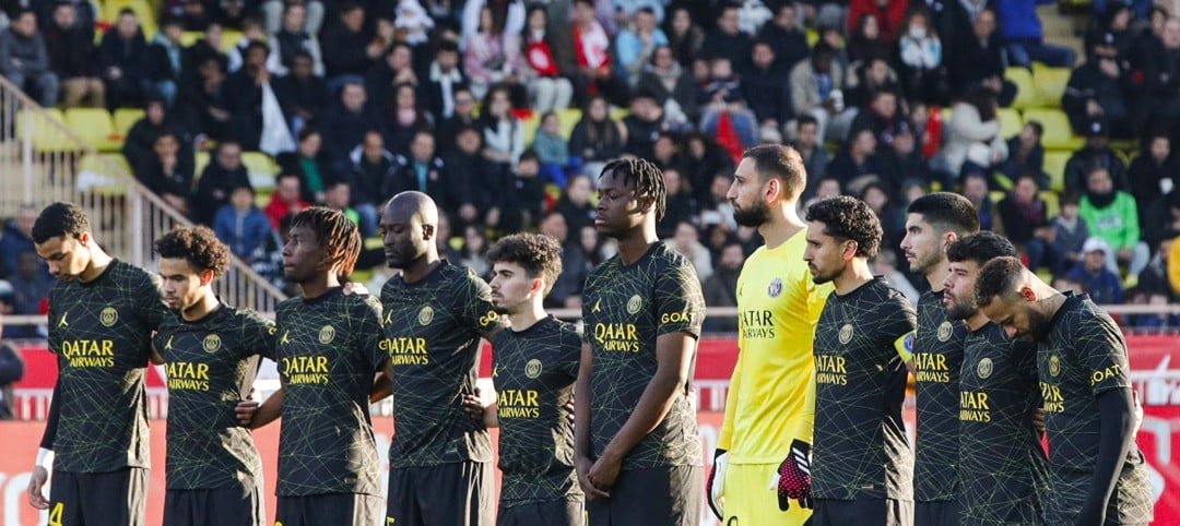 Jogadores do PSG cabisbaixos (foto: Divulgação/Paris Saint-Germain)