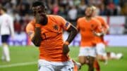 O atacante holandês Quincy Promes comemora o segundo gol de sua equipe durante a semifinal da Liga das Nações da UEFA entre Holanda e Inglaterra, no Estádio Afonso Henriques em Guimarães, em 6 de junho de 2019 (foto: AFP / MIGUEL RIOPA)