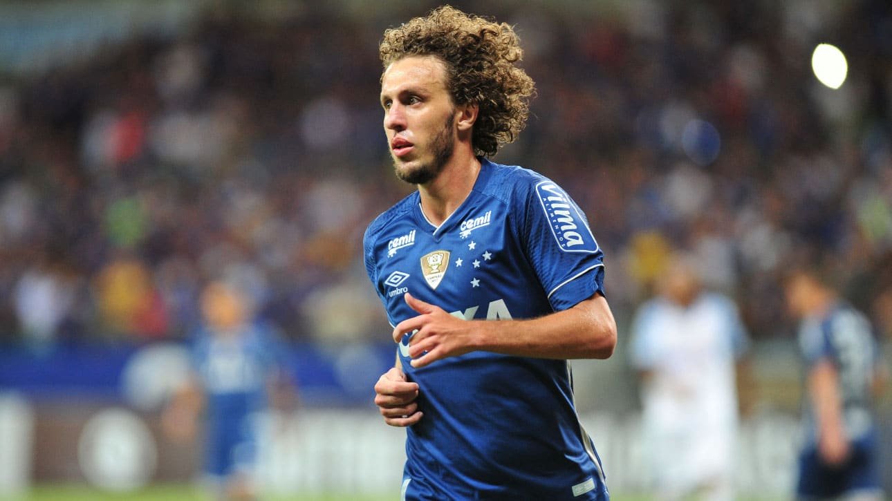 Rafael Galhardo com a camisa do Cruzeiro no Mineirão (foto: Ramon Lisboa/EM/D.A Press)