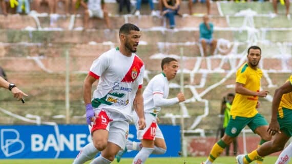 Jogador do Real Noroeste conduz a bola na final do Campeonato Capixaba contra o Nova Venécia (foto: Divulgação/FES)