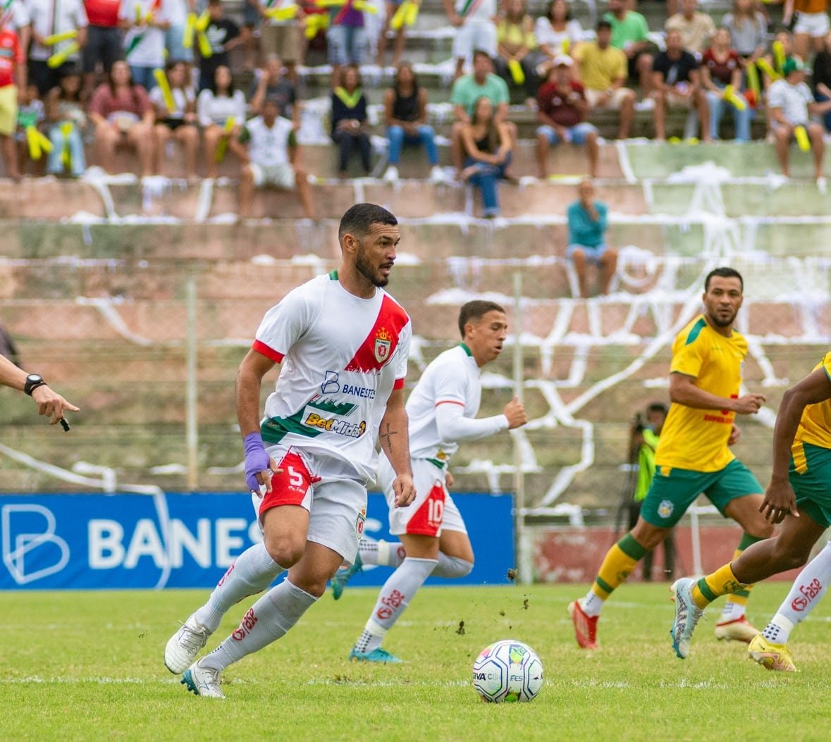 Jogador do Real Noroeste conduz a bola na final do Campeonato Capixaba contra o Nova Venécia (foto: Divulgação/FES)