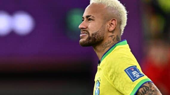 Neymar com a camisa da Seleção Brasileira (foto: GABRIEL BOUYS / AFP)