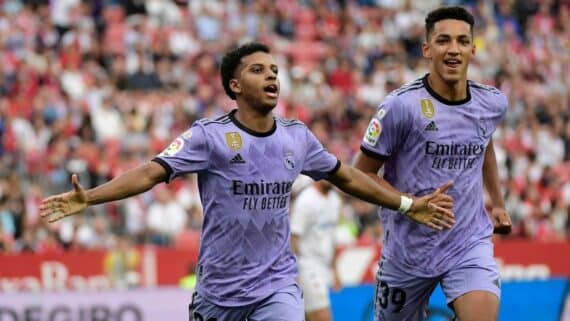 Rodrygo comemora gol pelo Real Madrid (foto: CRISTINA QUICLER/AFP)