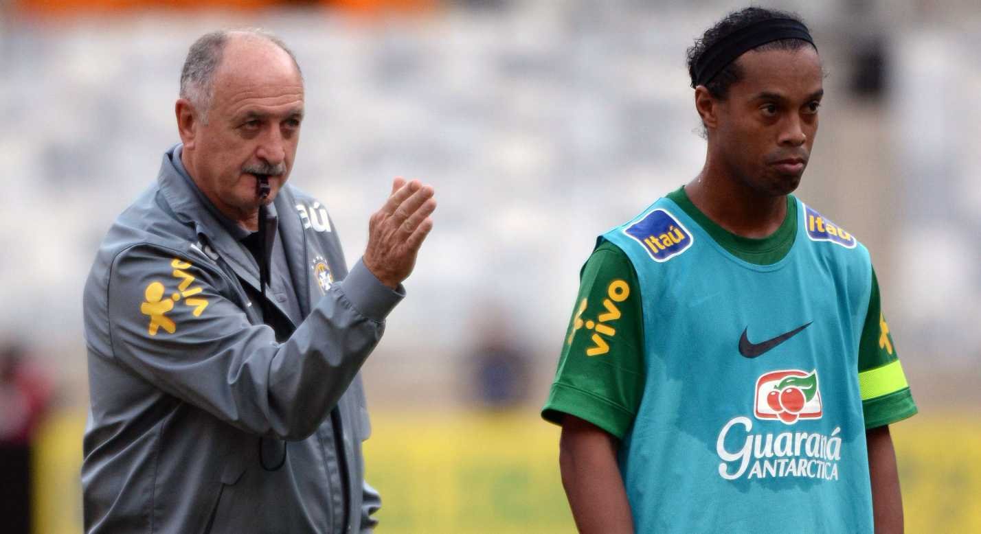 Felipão e Ronaldinho Gaúcho lado a lado durante treino da Seleção Brasileira em 2013, no Mineirão (foto: Rodrigo Clemente/EM/D.A Press)