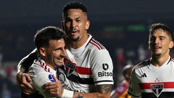 O atacante do São Paulo Luciano (C) comemora com os companheiros de equipe após marcar um gol durante a partida de volta da fase de grupos da Copa Sul-Americana entre o São Paulo do Brasil e o Deportes Tolima da Colômbia no Estádio do Morumbi em São Paulo, Brasil, em 8 de junho de 2023 (foto: NELSON ALMEIDA / AFP)