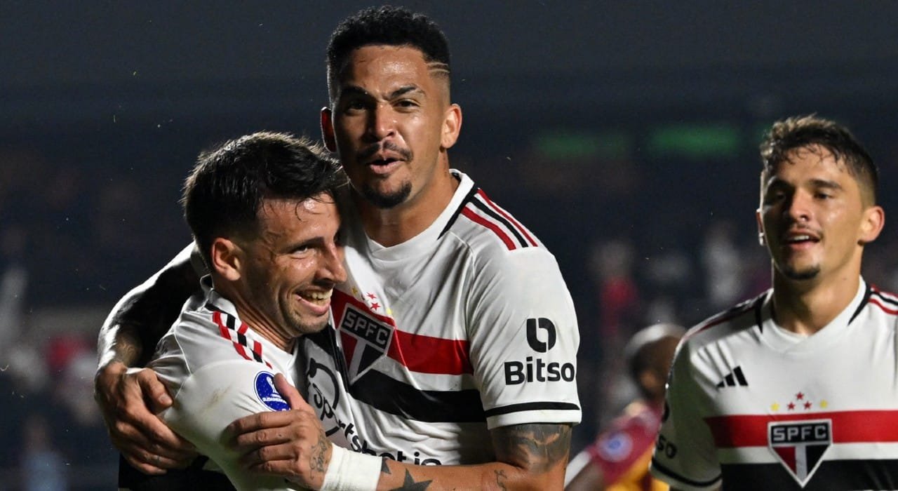 O atacante do São Paulo Luciano (C) comemora com os companheiros de equipe após marcar um gol durante a partida de volta da fase de grupos da Copa Sul-Americana entre o São Paulo do Brasil e o Deportes Tolima da Colômbia no Estádio do Morumbi em São Paulo, Brasil, em 8 de junho de 2023 (foto: NELSON ALMEIDA / AFP)