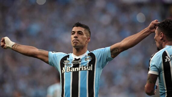 Suárez agradece torcida do Grêmio (foto: Silvio AVILA / AFP)