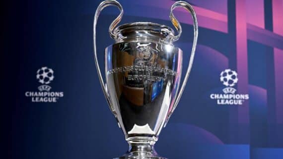 Troféu da UEFA Champions League antes do sorteio das quartas-de-final em Nyon, no dia 17 de março de 2023 (foto: Fabrice COFFRINI / AFP)