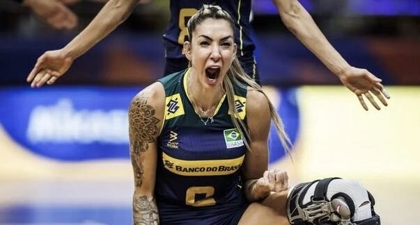 Jogadora de vôlei da Seleção Brasileira, Thaísa aparece gritando e comemorando (foto: FIVB)