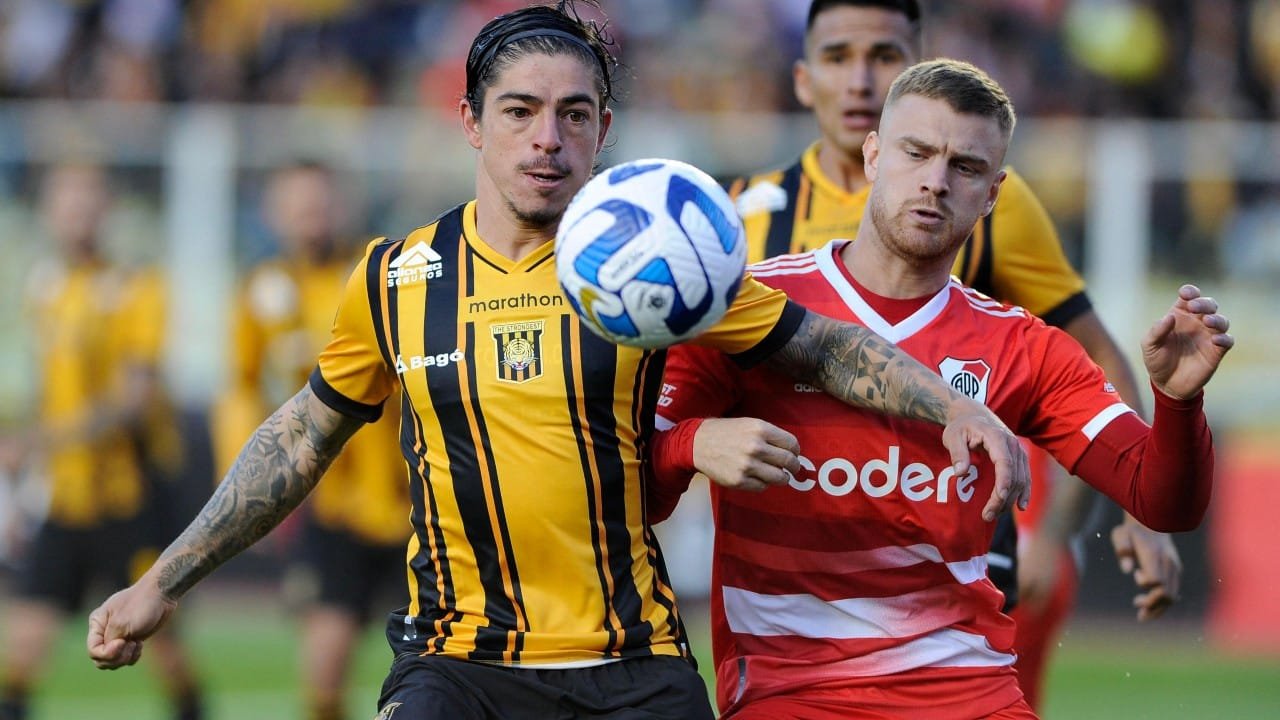O zagueiro uruguaio do The Strongest, Gonzalo Castillo (esquerda), e o atacante do River Plate, Lucas Beltran, disputam a bola durante o jogo de ida da fase de grupos da Copa Libertadores entre The Strongest e River Plate, no estádio Hernando Siles, em La Paz, no dia 4 de abril de 2023 (foto: JORGE BERNAL / AFP)