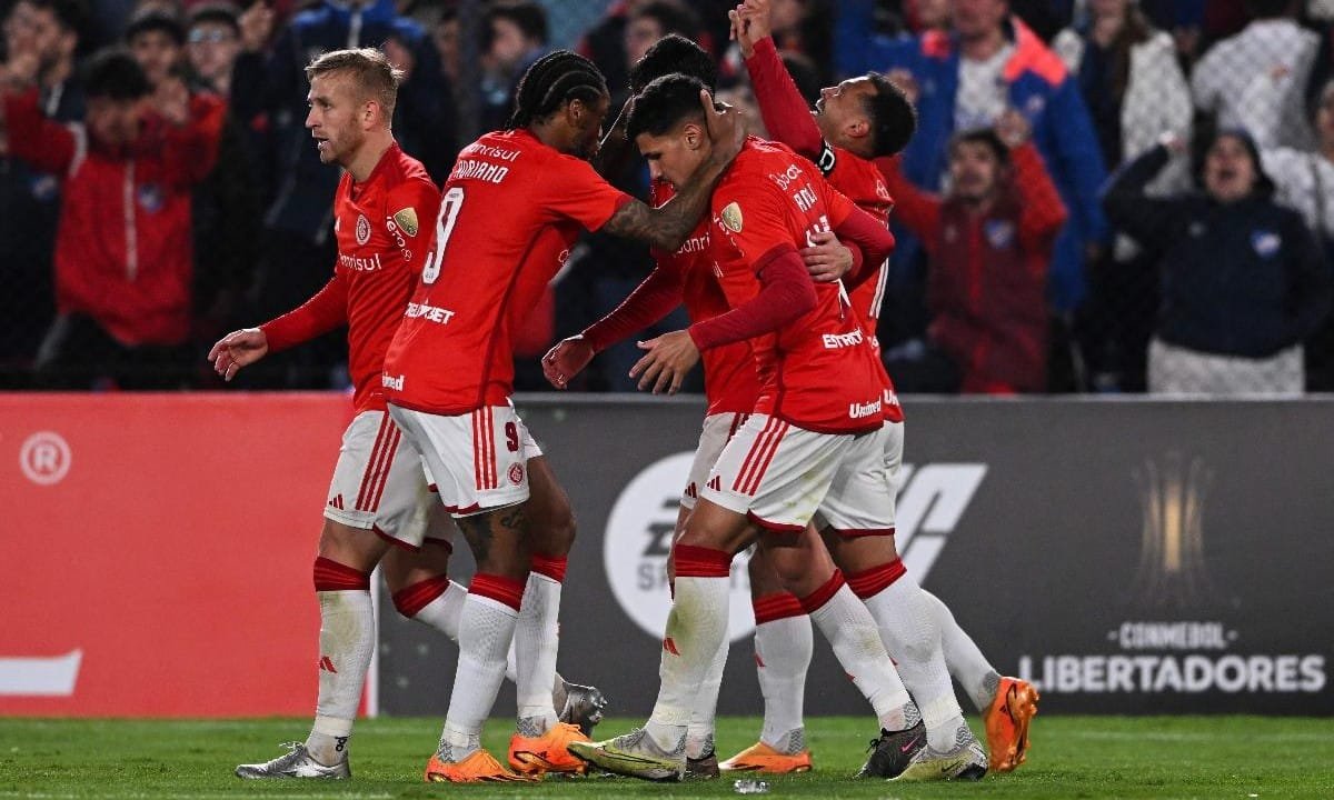 Time do Internacional comemora gol (foto: PABLO PORCIUNCULA/AFP)