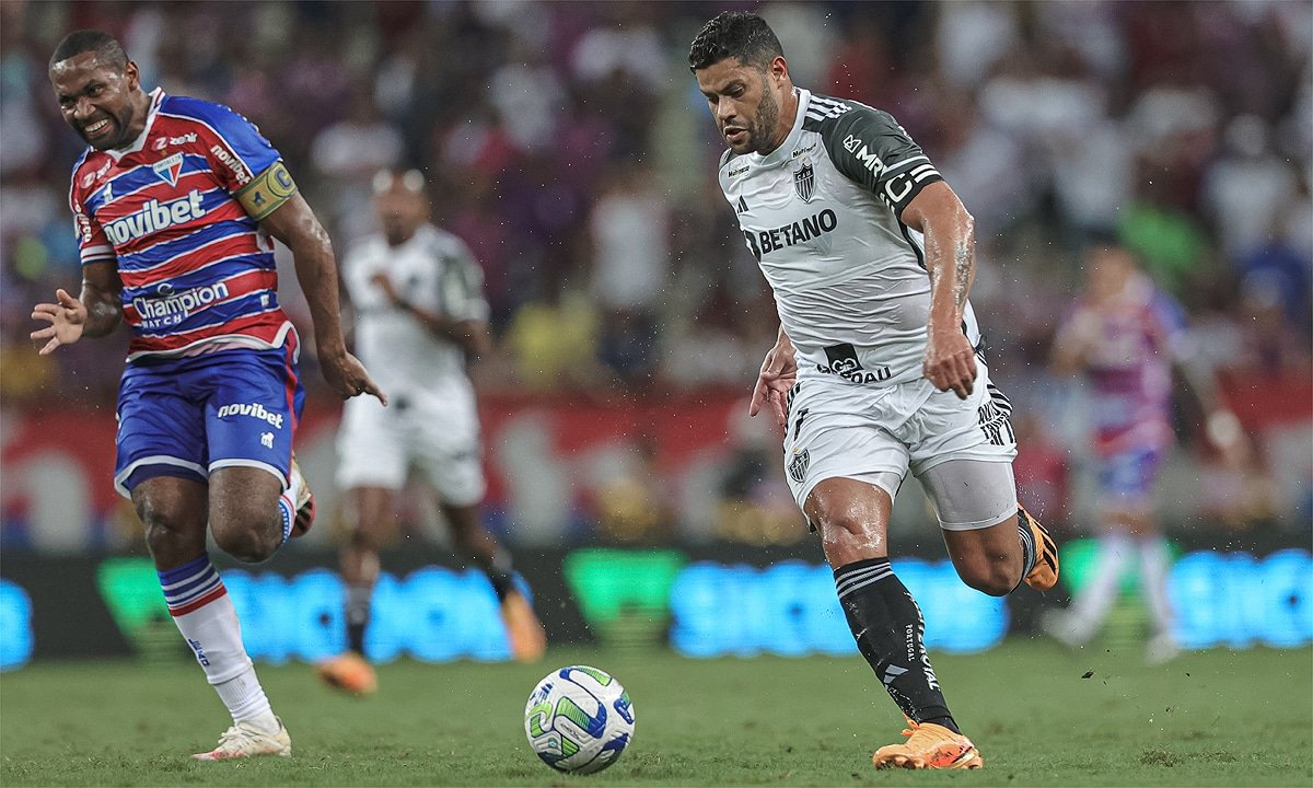 Tinga, do Fortaleza, acompanha Hulk, do Atlético-MG, em disputa de bola no Castelão (foto: Pedro Souza/Atlético)