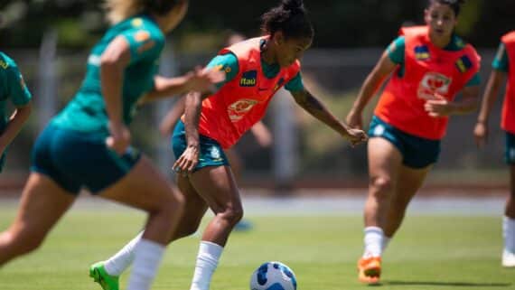 Seleção Brasileira feminina treinando (foto: Thais Magalhães/CBF)