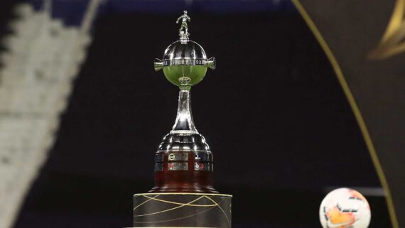 Troféu da Copa Libertadores (foto: Agustin Marcarian/AFP)
