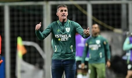 Técnico Vagner Mancini, do América-MG, gesticula com os dois braços abertos (foto: Mourão Panda/América-MG)