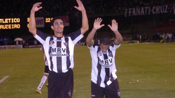 Vanderlei e Marcinho comemoram vitória sobre Cruzeiro em 2007 (foto: Marcelo Sant'Anna/Estado de Minas)