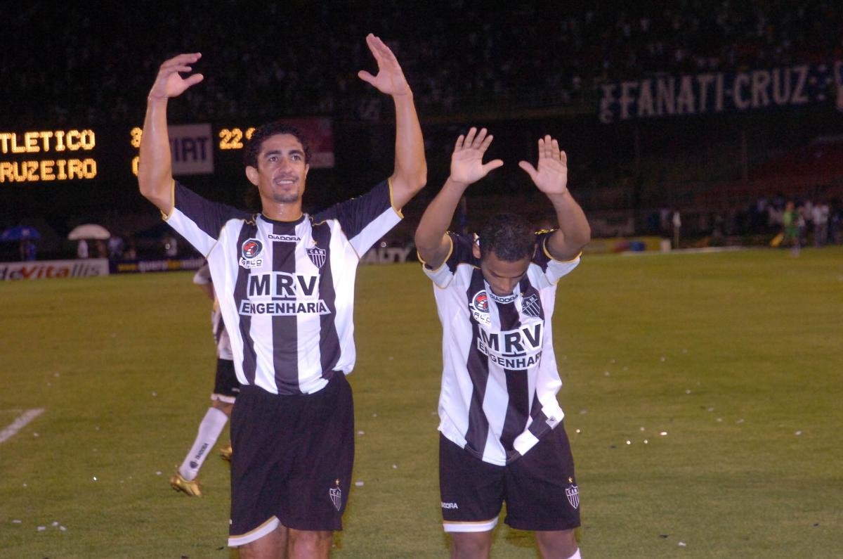 Vanderlei e Marcinho comemoram vitória sobre Cruzeiro em 2007 (foto: Marcelo Sant'Anna/Estado de Minas)