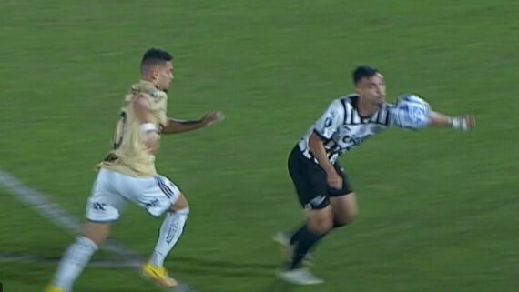 Jogador do Libertad domina a bola com o ombro na área enquanto é perseguido por Paulinho, do Atlético-MG (foto: Reprodução/Conmebol)