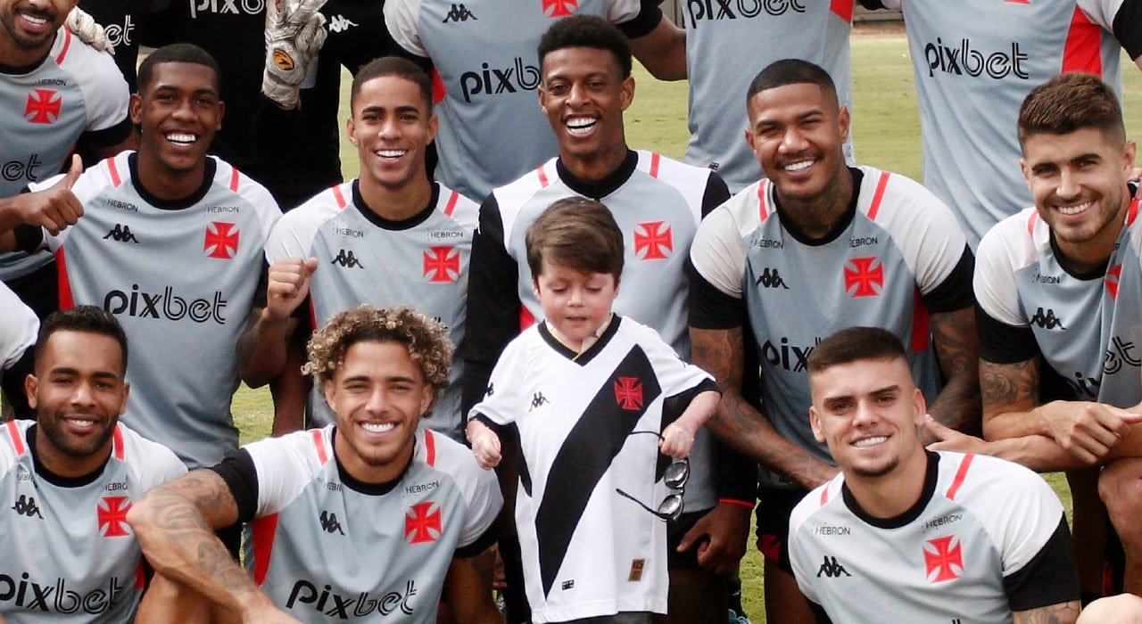 Jogadores do Vasco com o menino Gui (foto: Daniel Ramalho / Vasco)
