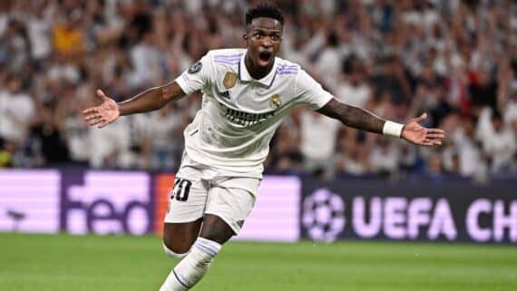 O atacante brasileiro do Real Madrid, Vinicius Junior, comemora depois de marcar o primeiro gol de seu time durante a partida entre Real Madrid e Manchester City pela semifinal da Liga dos Campeões, no Santiago Bernabéu, em Madrid, no 9 de maio de 2023. (foto: JAVIER SORIANO / AFP)